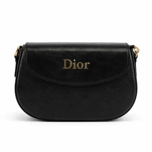 عکس آتلیهای کیف پاسپورتی Dior مشکی با بدنه چرمی صاف، لوگوی طلایی Dior در مرکز و طراحی مینیمال روی پسزمینه سفید