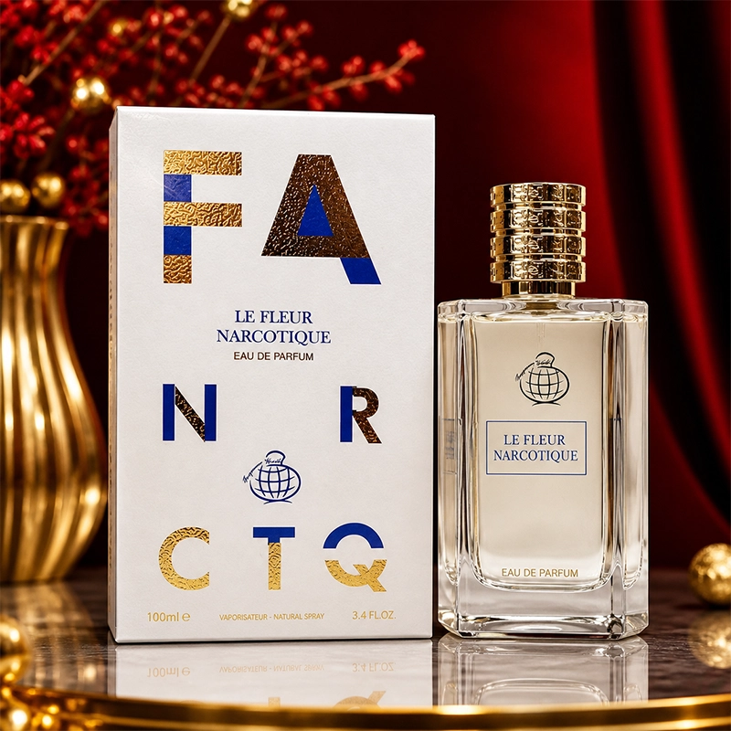 ادکلن Le Fleur Narcotique در کنار گل‌های صورتی و پروانه‌های تزئینی در فضای رمانتیک
