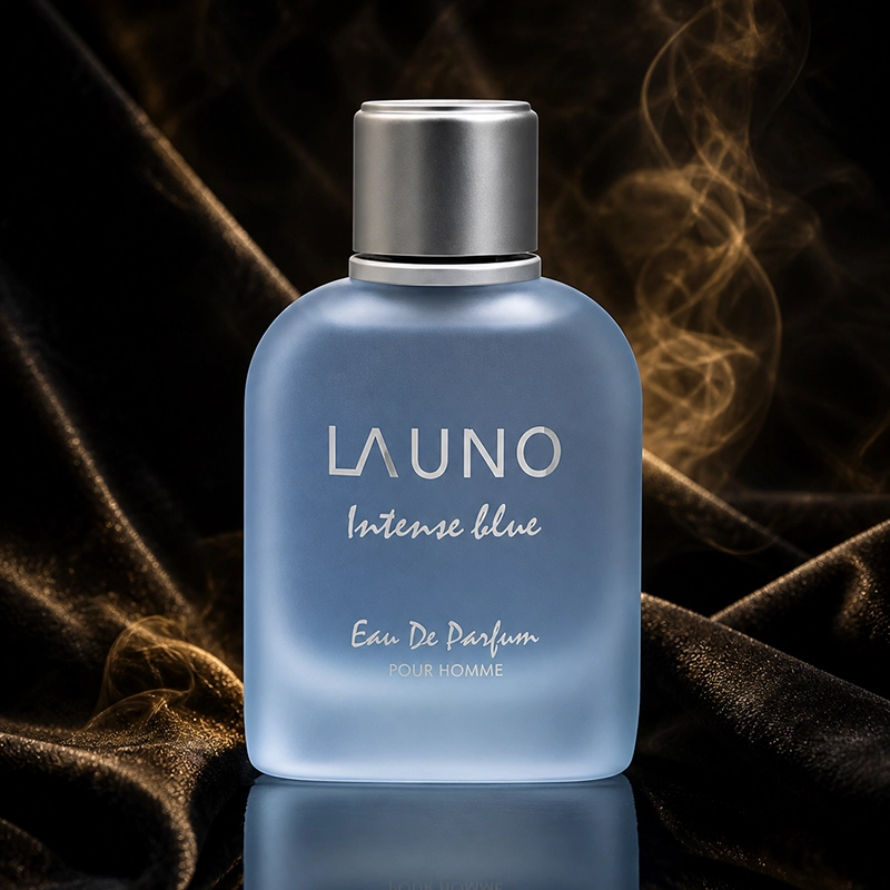 نمای نزدیک ادکلن Launo Intense Blue روی پارچه ساتن تیره و زمینه دودآلود
