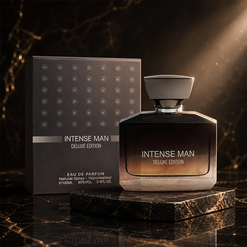 ادوپرفیوم Intense Man Deluxe Edition در فضای تیره و طلایی با نورپردازی مجلل