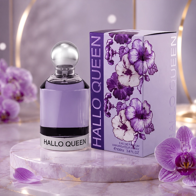 ادکلن Hallo Queen روی پایه شفاف بنفش با جعبه گل‌دار در پس‌زمینه روشن