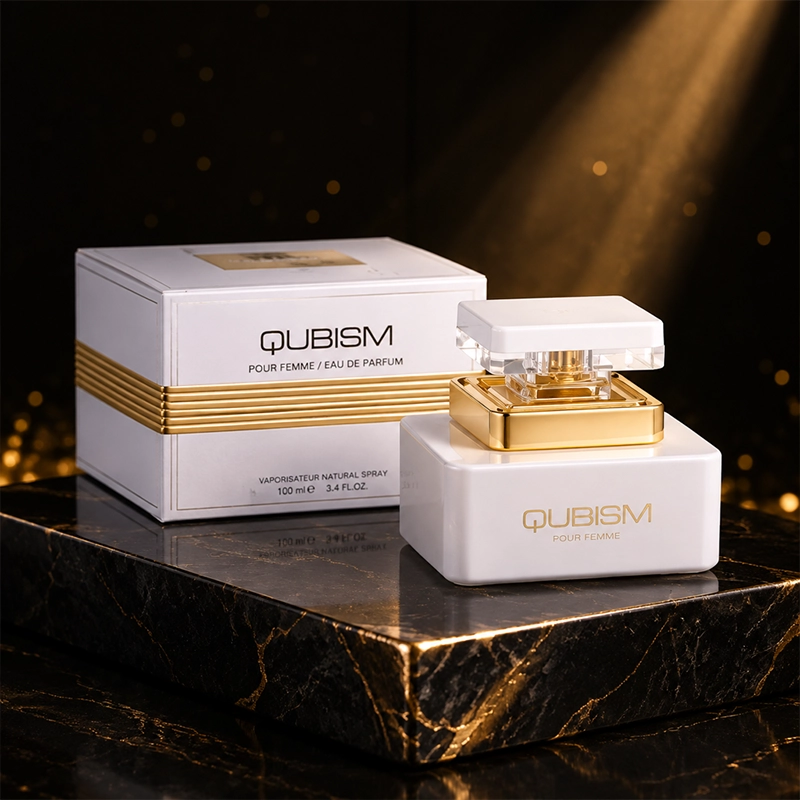 نمای لوکس بسته‌بندی و شیشه عطر Qubism Pour Femme در نورپردازی دراماتیک.