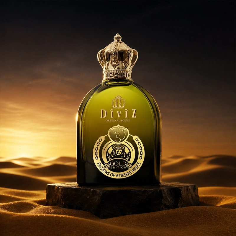 بطری شیشه‌ای عطر Diviz Gold Edition با درب طلایی شاهانه بر روی صخره‌ای در دل تپه‌های شنی کویر.