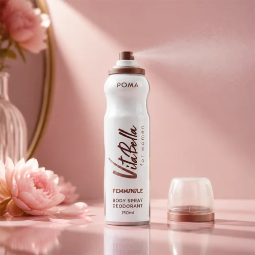 اسپری دئودورانت زنانه پومـا VitaBella Feminile در کنار گلهای صورتی دکوراتیو