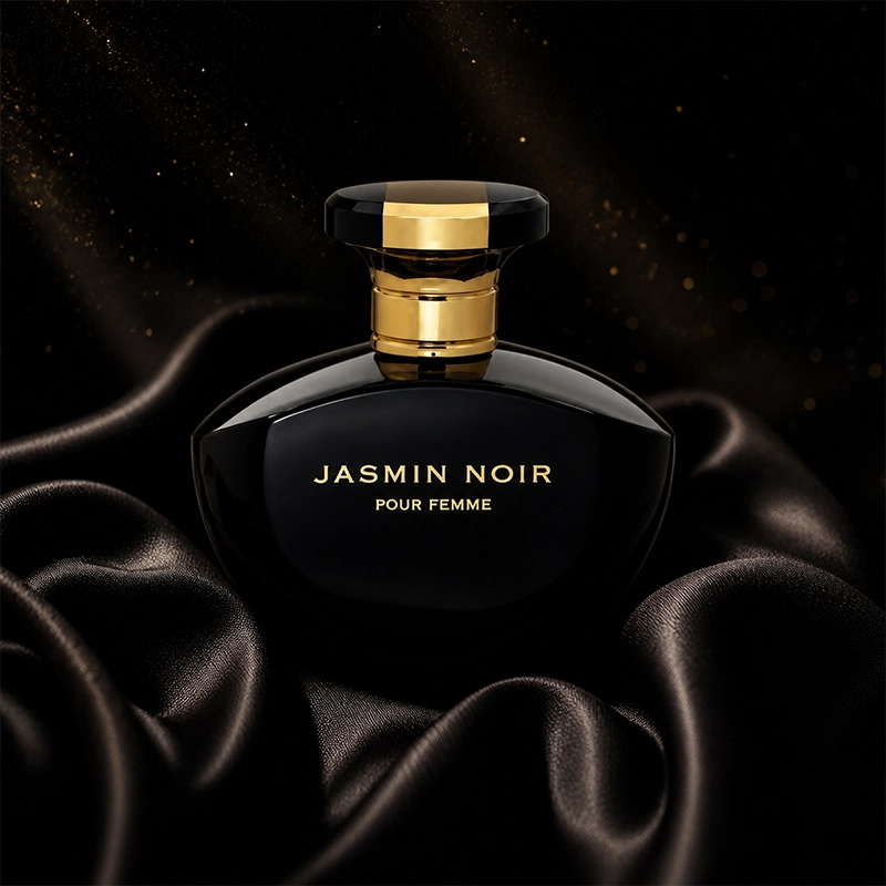 بطری مشکی طلایی عطر Jasmin Noir Pour Femme روی پارچه ابریشمی مشکی