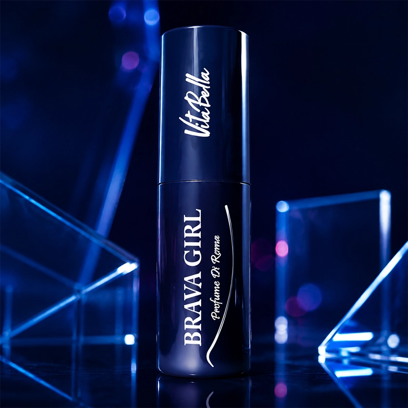 بطری عطر زنانه VitaBella Brava Girl در نورپردازی استودیویی آبی و لوکس