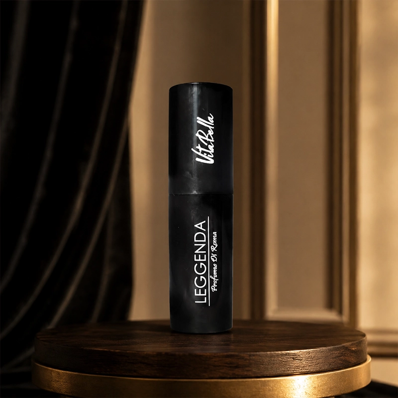 عطر جیبی مشکی LEGGENDA Victoria Bella روی سطح تیره و بازتابنده