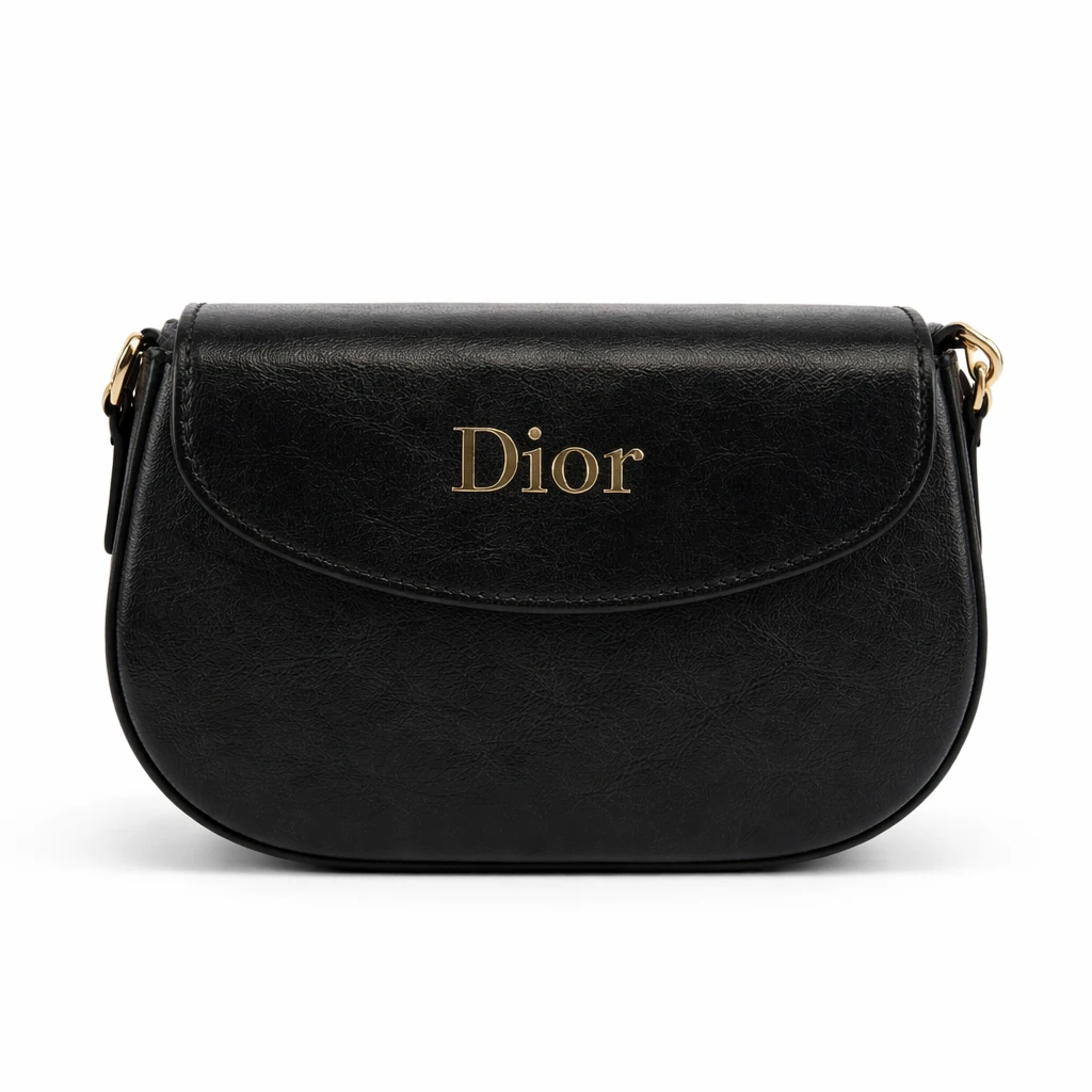 عکس آتلیه‌ای کیف پاسپورتی Dior مشکی با بدنه چرمی صاف، لوگوی طلایی Dior در مرکز و طراحی مینیمال روی پس‌زمینه سفید